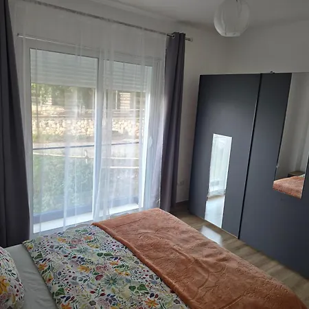 Julia's 1 * Vlorë